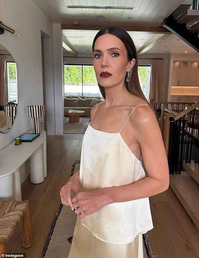 Mandy Moore dezvăluie o „anumită tristețe” privind renunțarea la ideea de a mai avea copii… pe fundalul unui conflict în grupul de mamici de top