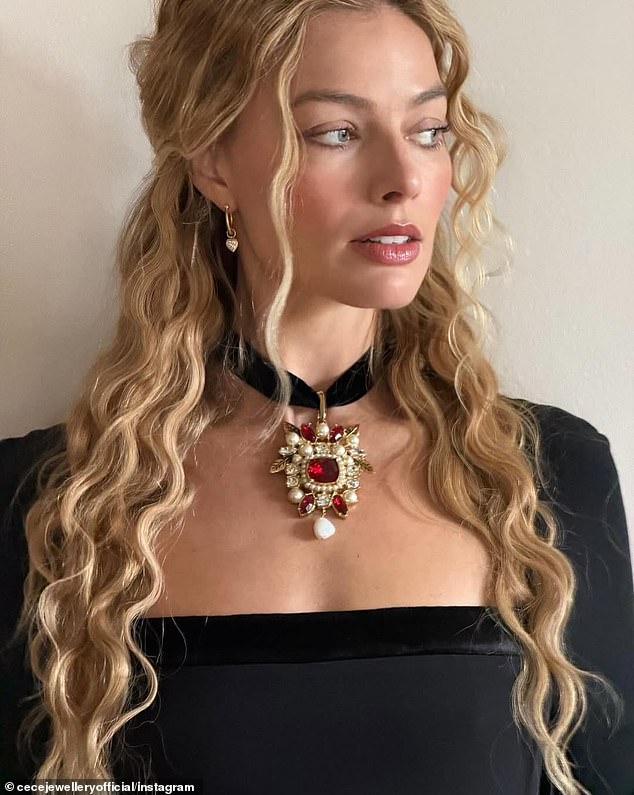 Margot Robbie și Jacob Elordi: Bijuterii Matching cu Designuri Intime