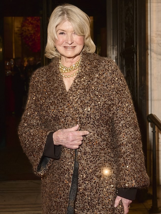 Martha Stewart dezvăluie adevărul despre zvonurile de chirurgie plastică pentru a doua oară în mijlocul speculațiilor privind aspectul său tânăr