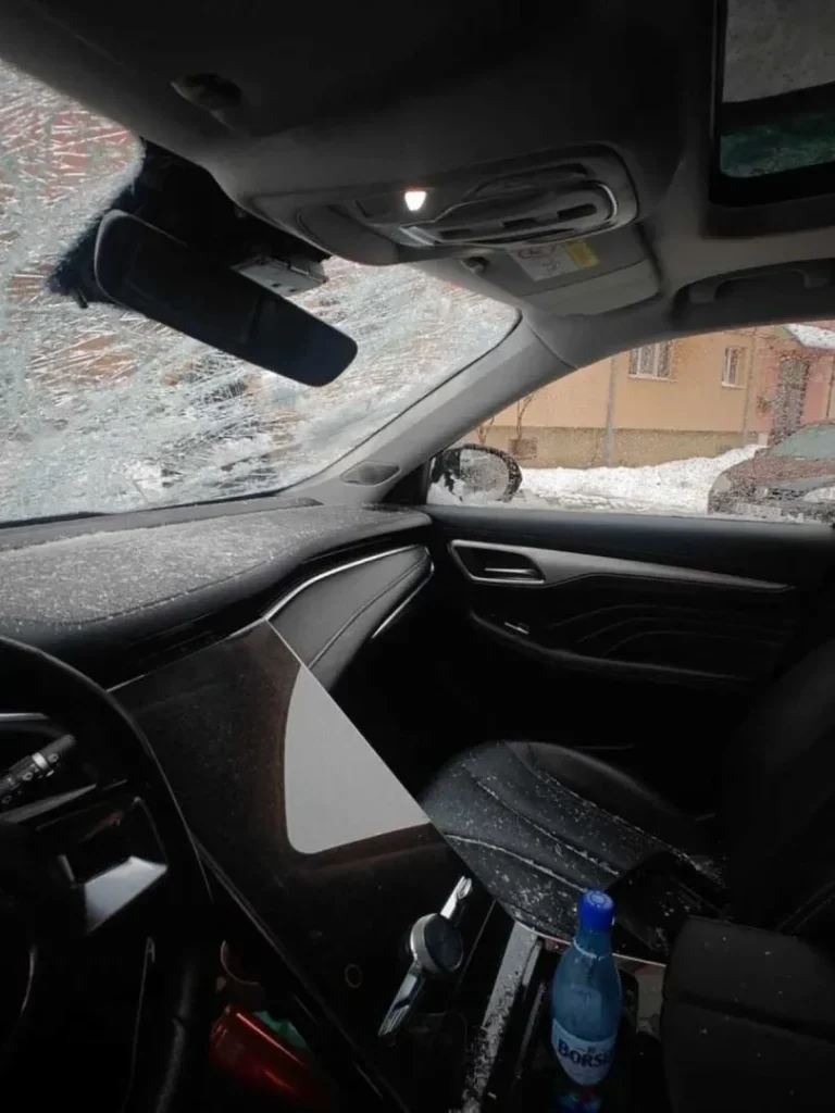 Pericol pentru șoferi și pietoni din Alba Iulia: mașini grav avariate după ce bucăți de gheață s-au desprins de pe acoperișuri