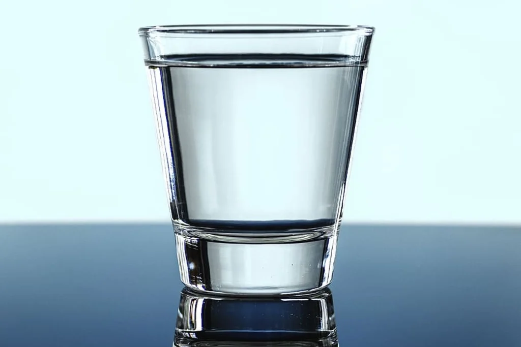 Apa din distribuitoarele comerciale: riscuri de contaminare microbiană și măsuri de prevenire