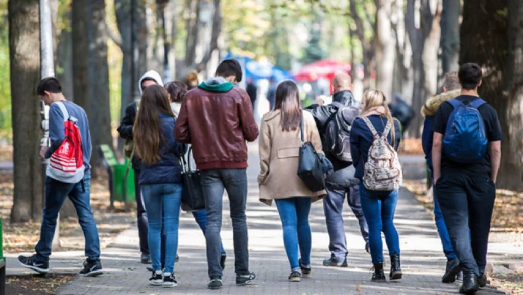 De ce tot mai mulți tineri de 20 de ani se simt epuizați și îmbătrâniți prematur: Explicațiile specialiștilor