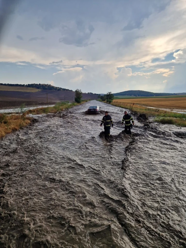 Salvarea unui bărbat surprins de viitură în județul Dolj