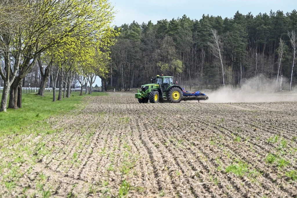Un tânăr din Timiș reținut pentru conducere ilegală a unui tractor sub influența alcoolului