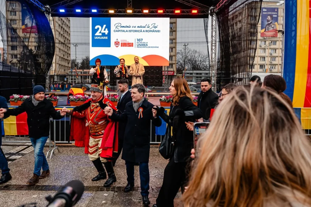 Nicușor Dan, Președintele României, Dansând în Horă la Iași: Detalii și Reacții