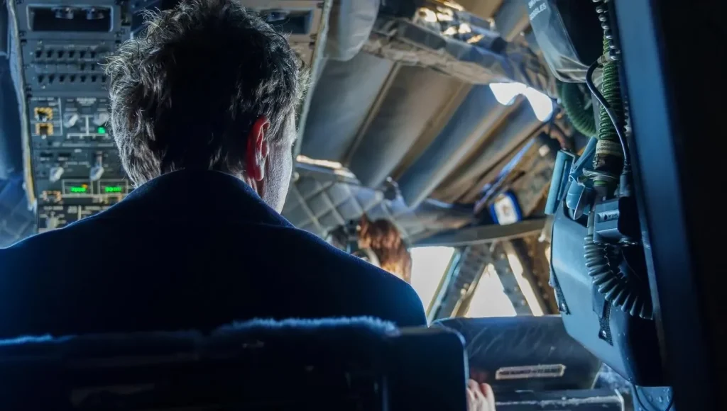 Nicușor Dan a fost escortat de 2 avioane F-18 în Elveția: Detalii și declarații