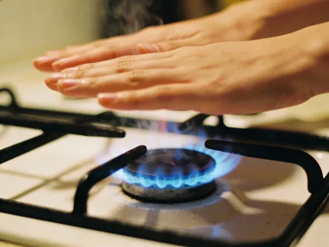 Pericolul ascuns din propria locuință: Riscurile încălzirii cu flacăra de la aragaz