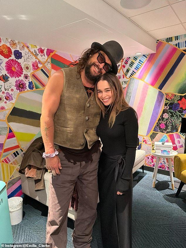 Reuniunea emoționantă dintre Jason Momoa și Emilia Clarke după 15 ani de la Game of Thrones