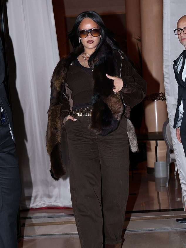 Rihanna și A$AP Rocky strălucesc la Paris Fashion Week