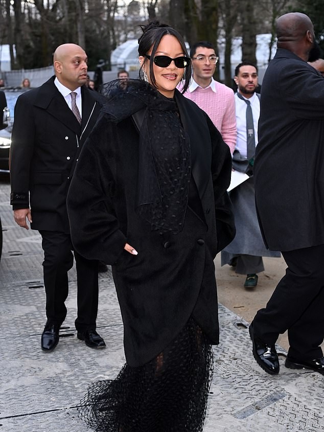 Rihanna strălucește într-o rochie neagră cu volane și ochelari de soare la show-ul Dior din cadrul Săptămânii Modei de la Paris