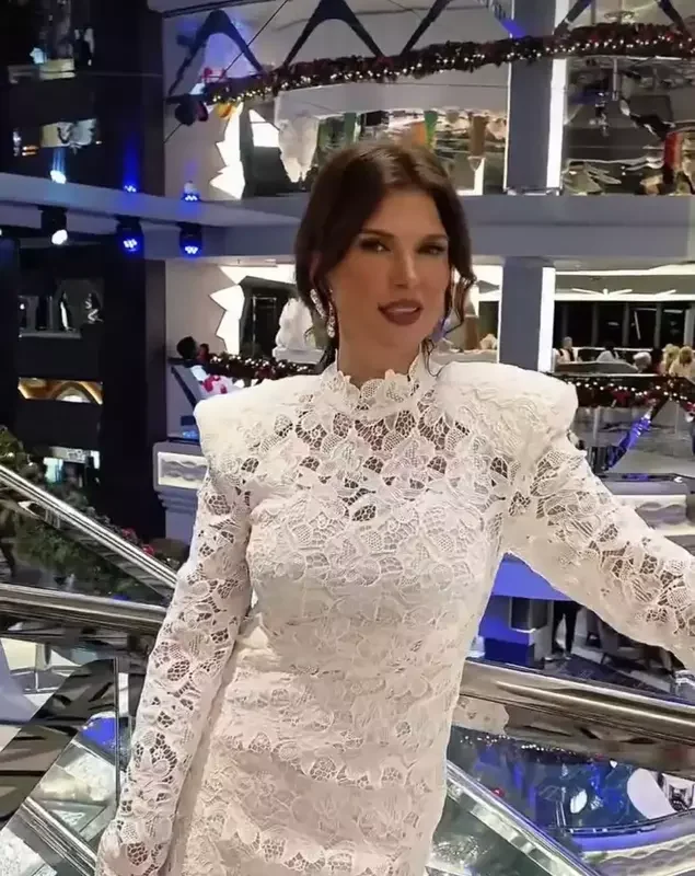 Rochia mini purtată de Monica Bîrlădeanu într-o seară specială pe un vas de croazieră: Detalii și preț