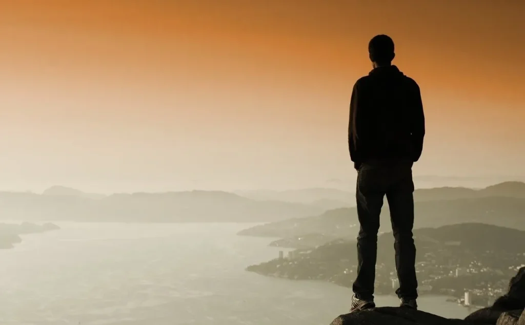 Impactul singurătății pe termen lung asupra tinerilor și satisfacția vieții după 25 de ani