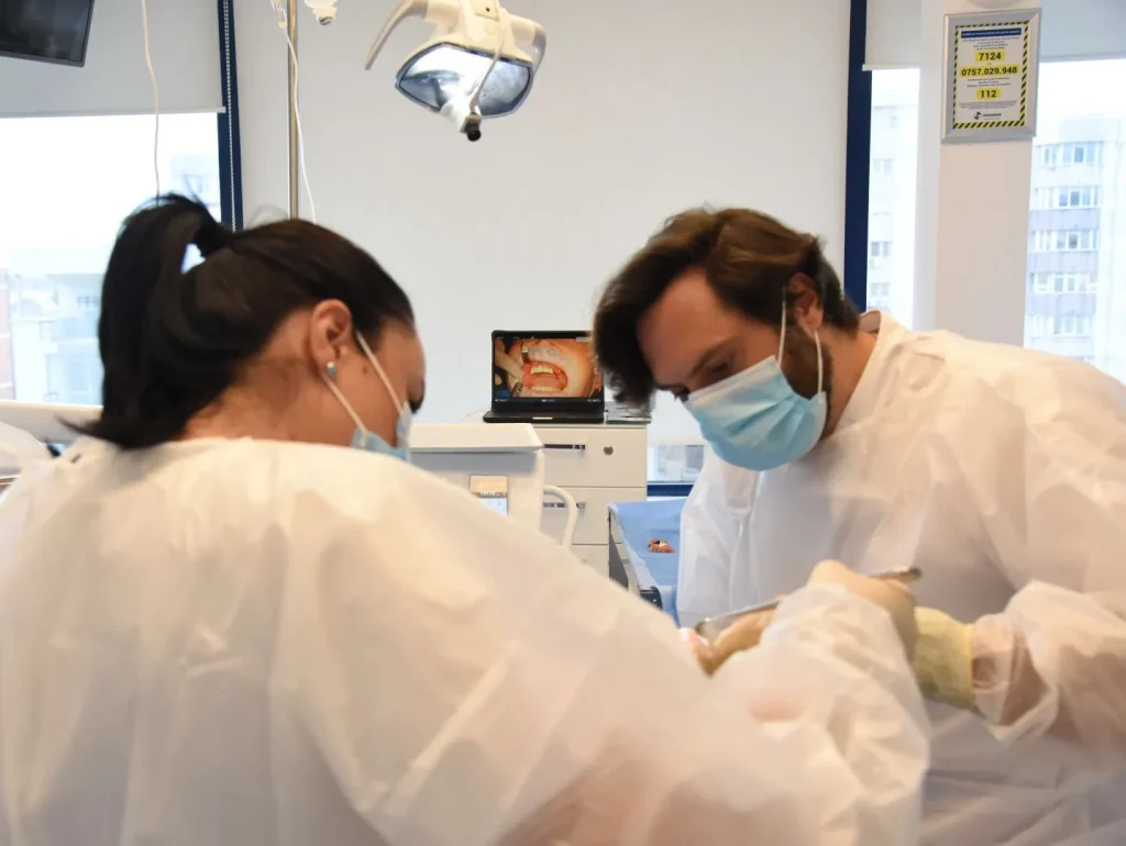 Reabilitare dentară completă pentru un bărbat de 91 de ani la Clinica de Stomatologie SANADOR