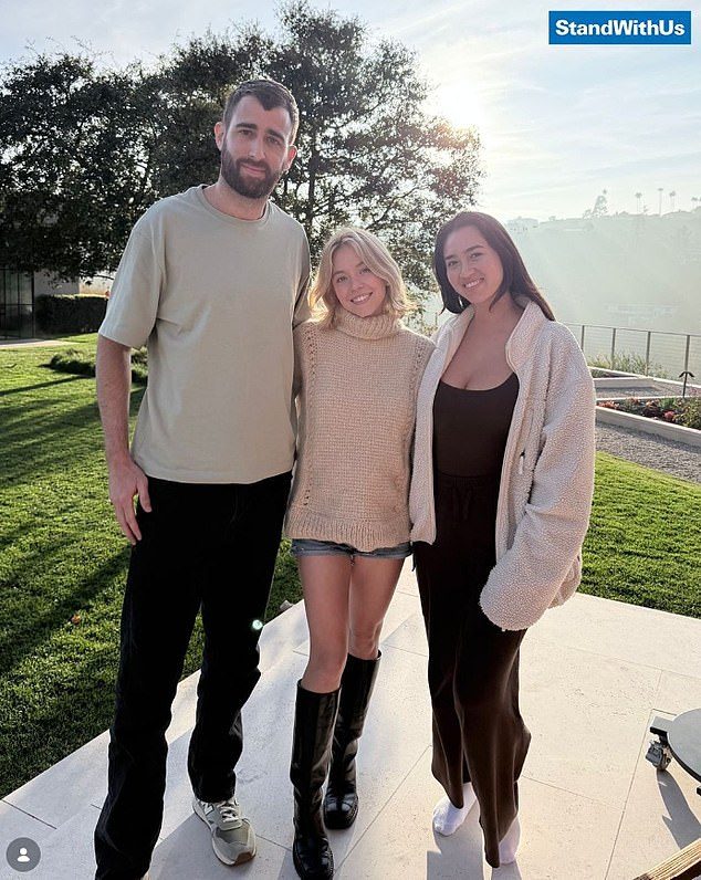 Sydney Sweeney îmbrățișează oamenii eliberați din captivitatea Hamas într-o demonstrație emoțională de susținere