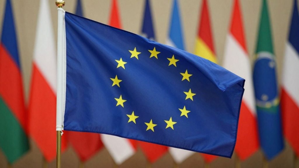 Steagul Uniunii Europene și steaguri naționale.