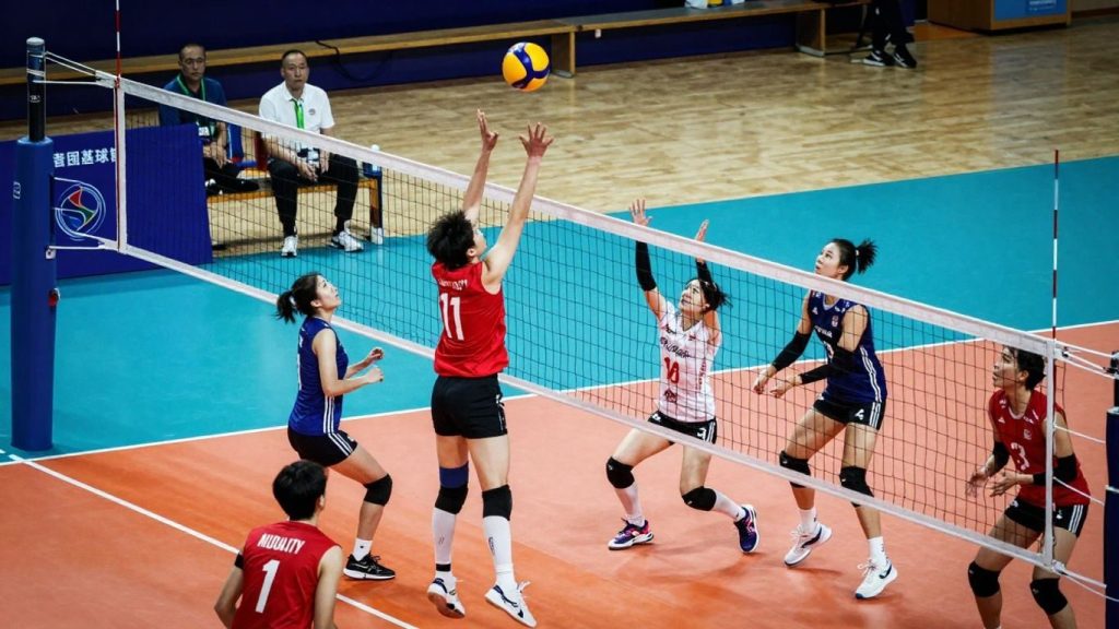 Jucători de volei în acțiune pe teren