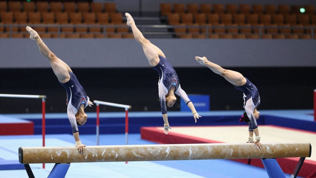 Gimnaste artistice în acțiune pe diferite aparate.