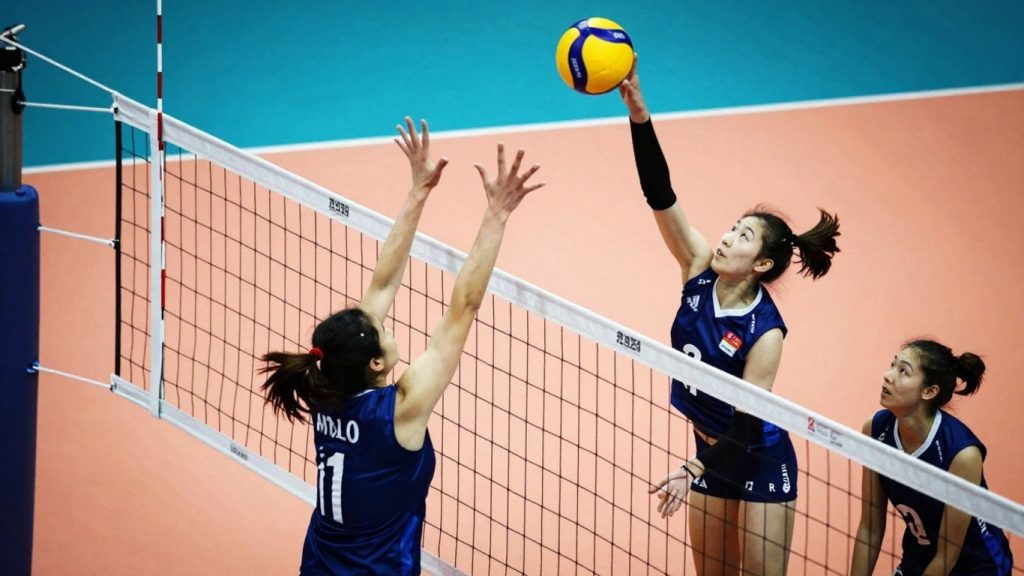 Jucători de volei în acțiune pe teren