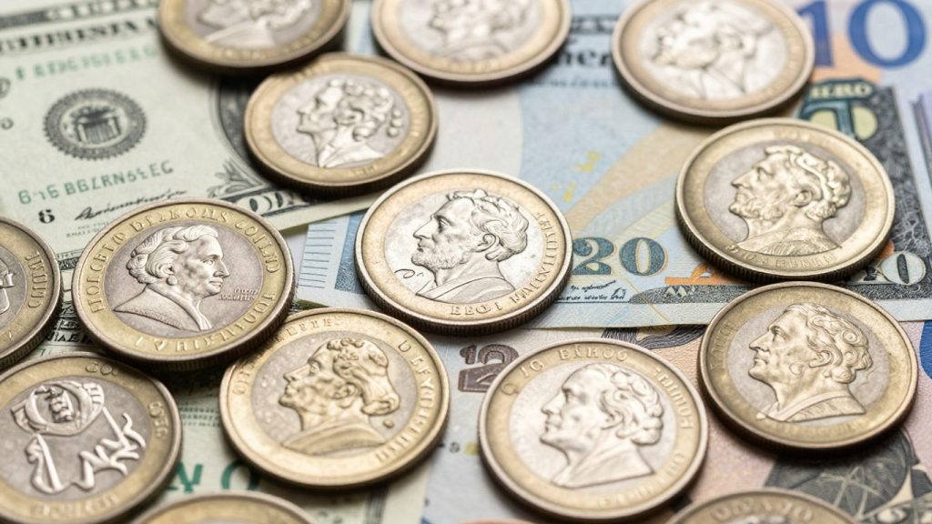 Monede globale proeminente, simboluri ale economiei mondiale.