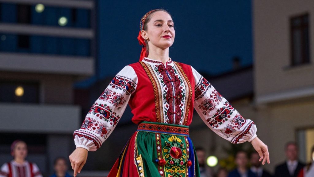 Folclor românesc în context urban modern.