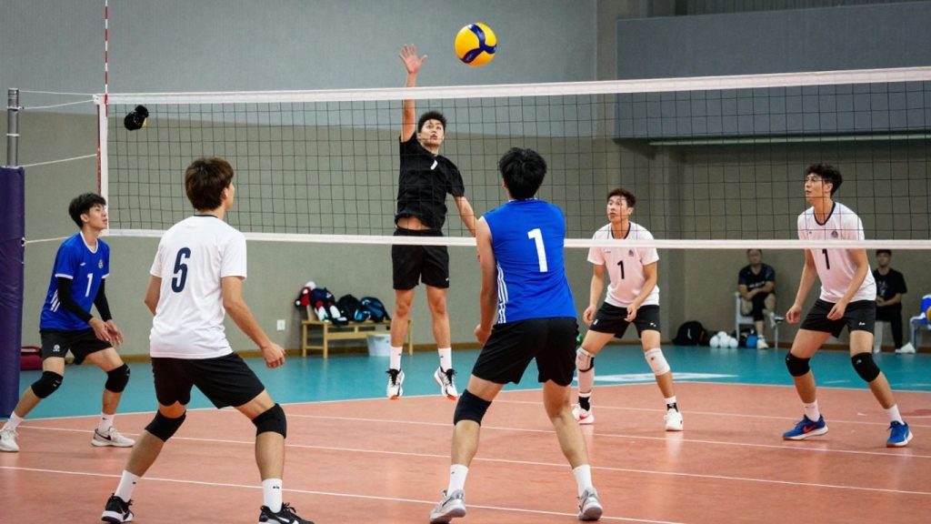 Jucători de volei în acțiune în timpul unui antrenament.