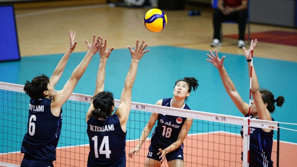 Jucători de volei în acțiune, executând tehnici importante.