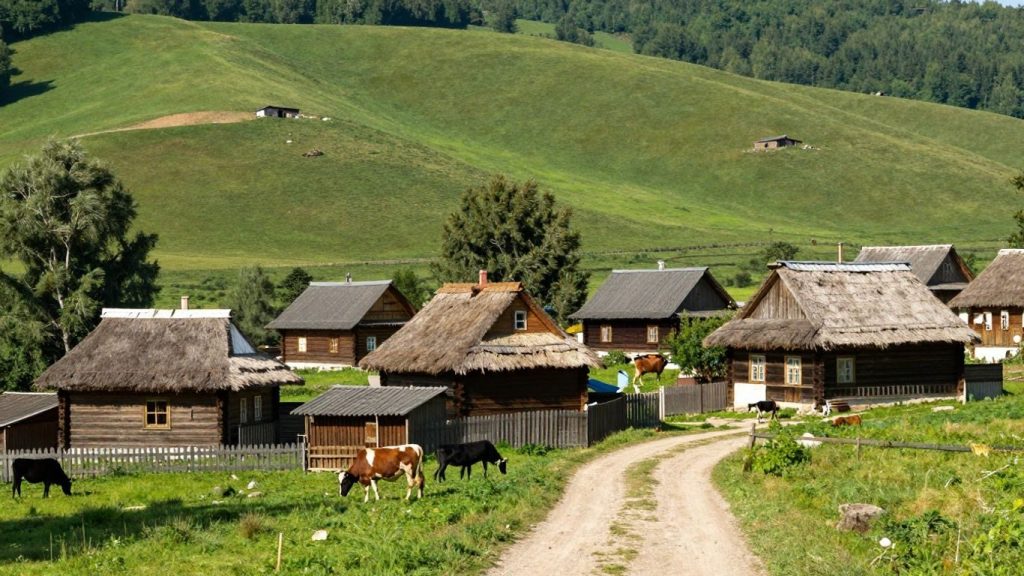 Case tradiționale românești în peisaj rural pitoresc.
