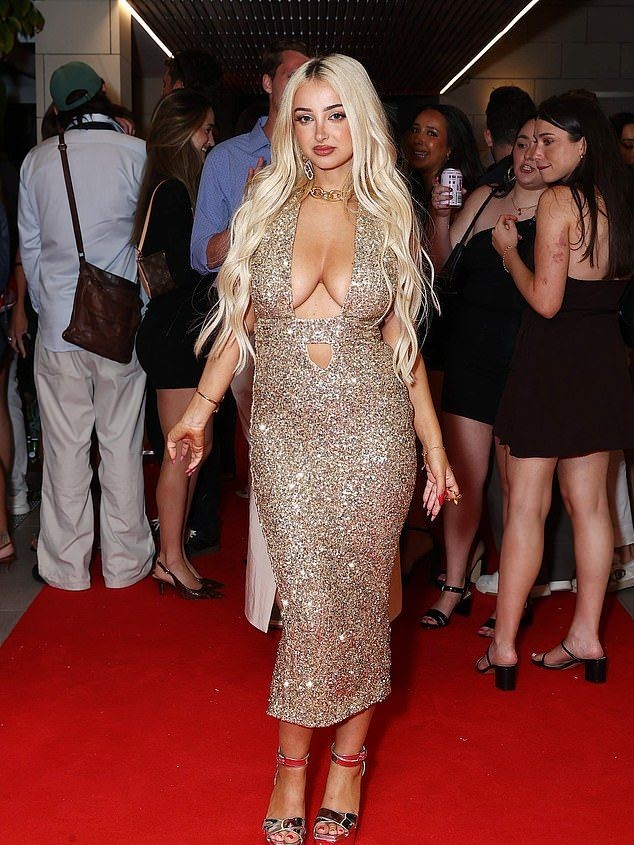 Titlu: Emma Pills strălucește într-un spectacol de Revelion la reședința sa de 30 de milioane de dolari din Sydney