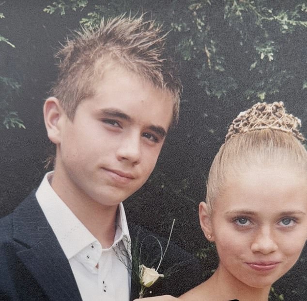 Transformare uluitoare: Starul reality TV arată complet diferit în pozele de la balul de absolvire - poți ghici cine este?