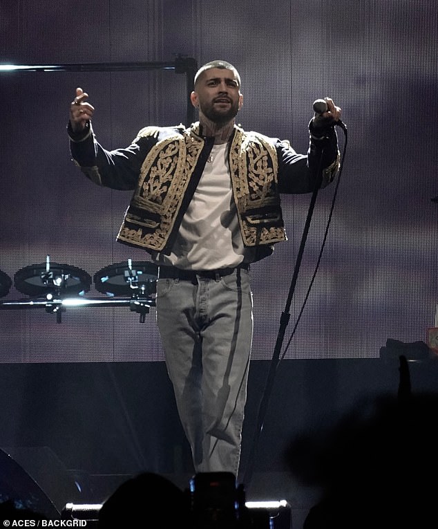 Zayn Malik dezvăluie noul său single "Die For Me" în timpul rezidenței sale din Las Vegas, în aceeași săptămână în care foștii săi colegi din One Direction, Harry Styles și Louis Tomlinson, lansează muzică nouă