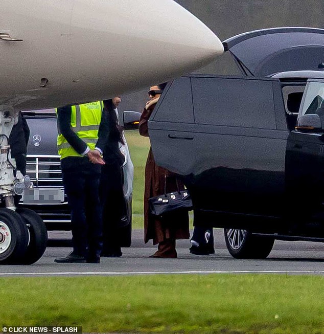 O întâlnire surprinzătoare între Kim Kardashian și Lewis Hamilton la Estelle Manor 5 Ținând în mână o geantă Hermes JPG shoulder Birkin - a fost ușor de observat că era Kim