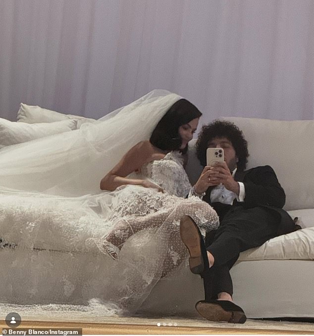 Selena Gomez și starea ei de spirit post-nunță: ce spune cântăreața despre eleganță și flirt 2 Gomez still has that honeymoon glow a little over four months since she wed husband Benny Blanco during an alleged $4 million ceremony held at the Sea Crest Nursery in Santa Barbara (pictured September 27)