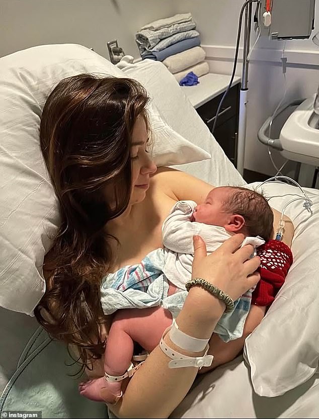 Josh Radnor, starul din "How I Met Your Mother", devine tată la 51 de ani alături de soția sa, Jordana Jacobs 1 Starul în vârstă de 51 de ani a mers pe Instagram miercuri pentru a împărtăși vestea fericită cu cei 1,1 milioane de urmăritori ai săi