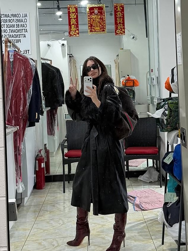 Ratajkowski a făcut un selfie în oglindă privindu-și reflexia și stând într-o pereche de cizme până la genunchi din piele de șarpe