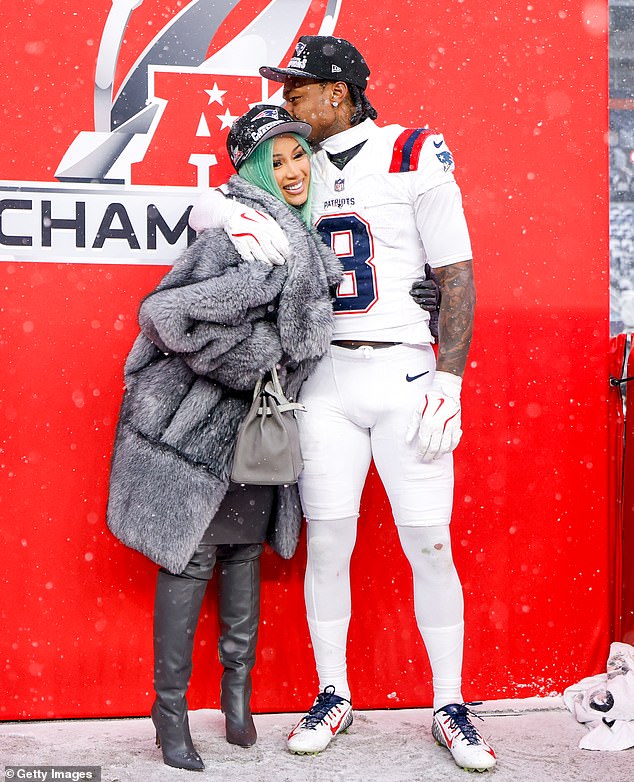 Cardi B și Stefon Diggs: Ce se ascunde în spatele răspunsului rece al artistei la Super Bowl 4 Momentul rece de dinaintea meciului a venit la scurt timp după ce au apărut știri conform cărora Cardi nu făcea economii atunci când se pregătea să-l susțină pe Diggs în cel mai mare eveniment al fotbalului american