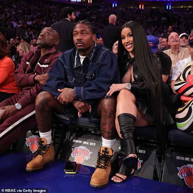 Cardi B și Stefon Diggs: Ce se ascunde în spatele răspunsului rece al artistei la Super Bowl 1 Când a fost abordată de un reporter ESPN înainte de începerea meciului și i s-a cerut să transmită 'un mesaj inspirațional pentru Stefon', rapper-ul câștigător al premiului Grammy, 33 de ani, părea nepăsător; văzută în 2025