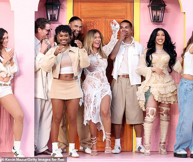 Cardi B și Stefon Diggs: Ce se ascunde în spatele răspunsului rece al artistei la Super Bowl 2 În timpul transmisiunii, Cardi a făcut și o apariție surpriză în timpul spectacolului de la pauza lui Bad Bunny, alăturându-se unei grupe de vedete care includeau Jessica Alba