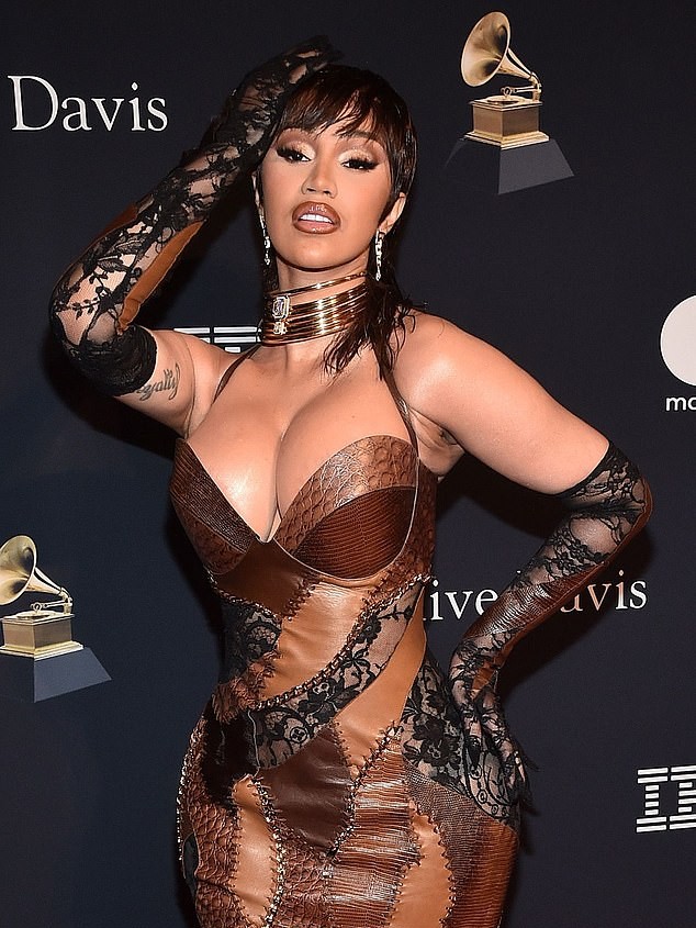 Cardi B și Stefon Diggs: Ce se ascunde în spatele răspunsului rece al artistei la Super Bowl 3 Cardi a zâmbit ironic, a făcut o pauză și a oferit sec: 'Noroc', înainte de a pleca fără să adauge nimic în plus; văzută în 2023