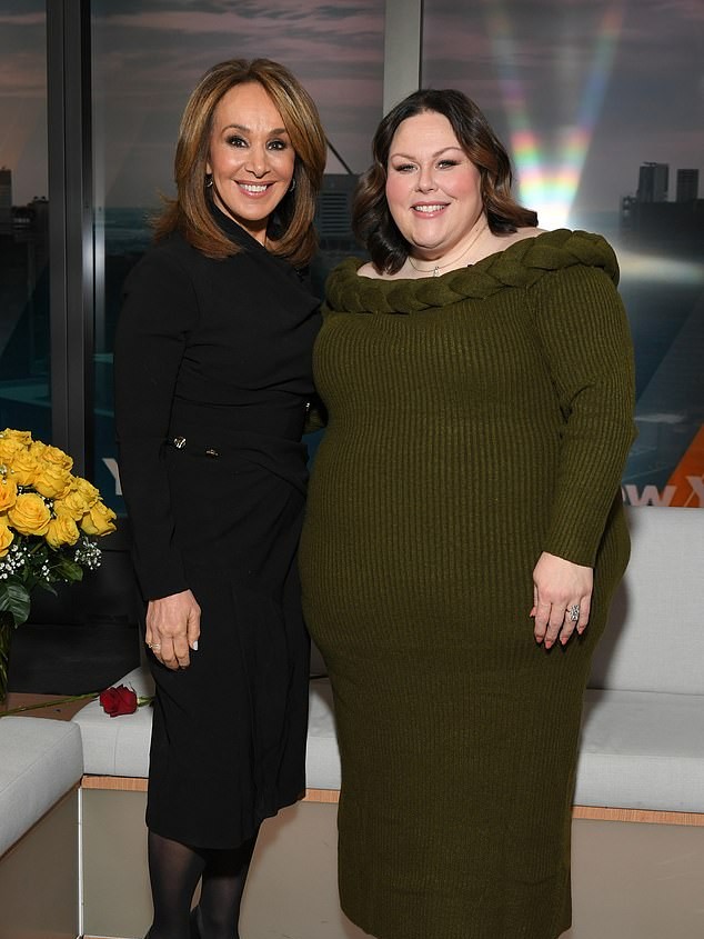 Actrița Chrissy Metz impresionează într-o rochie verde strâmtă la aproape un an de la pierderea a 100 de kilograme 4 Metz pictured with journalist Rosanna Scotto