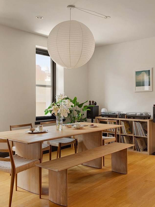 Apartamentul unui supermodel australian este listat în New York: Descriere detaliată și prețul incredibil 3 The apartment has been recently renovated and combines classic New York charm with modern luxury touches