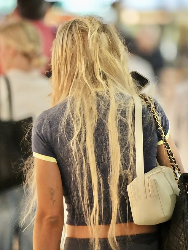 Tammy, 31, didn't appear to have time to brush her locks before her flight, revealing her very dishevelled hair extensions