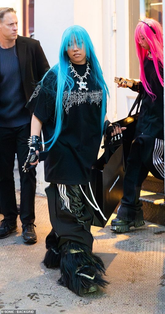 Lansarea brandului de modă și bijuterii al lui North West, fiica în vârstă de 12 ani a lui Kim Kardashian, în timp ce mama sa depune TREI mărci