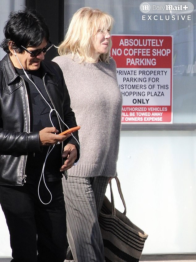 Investigație incident Courtney Love: Fugă de la locul unui accident șocant 5 Investigația Cobain - în care o echipă privată de oameni de știință medico-legali a sugerat că unele aspecte ale cazului indică un omucidere - ar fi putut înnora gândurile lui Love în timpul incidentului cu biciclistul