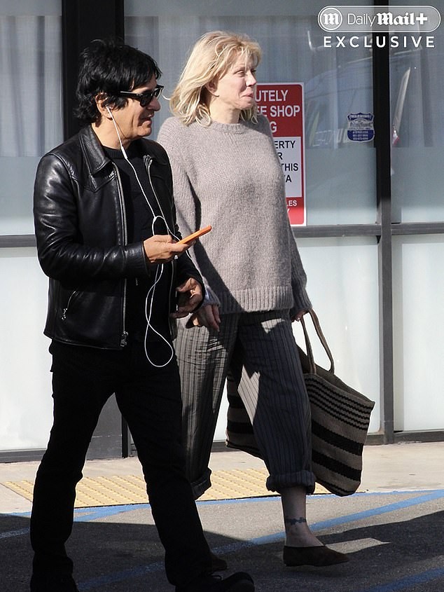 Investigație incident Courtney Love: Fugă de la locul unui accident șocant 4 Incidentul a venit după ce sursele au dezvăluit pentru Daily Mail suferința lui Love în legătură cu ancheta privind Cobain, spunând 'Acum că există o altă teorie despre cum a murit el, se simte ca Ziua Cârtiței personale a lui Love'