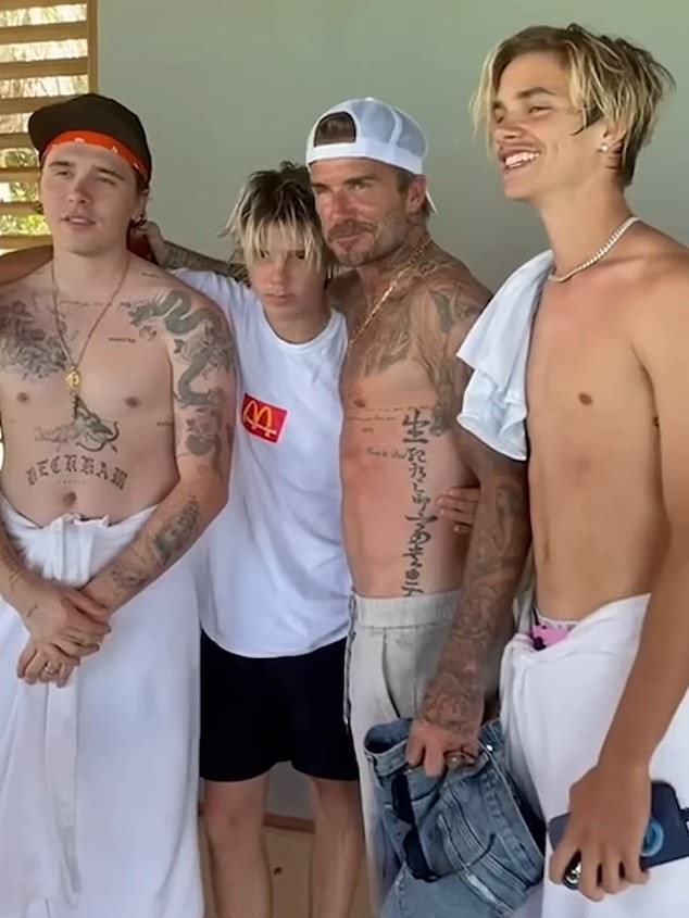 Aniversarea lui Cruz Beckham la 21 de ani: David Beckham îl descrie pe fiul său ca fiind 'fierbinte loial familiei și prietenilor' într-o postare emoționantă 4 Însoțind filmările video s-a arătat un tânăr Cruz petrecând timp cu părinții și petrecând vacanțe cu frații săi - inclusiv Brooklyn (stânga)