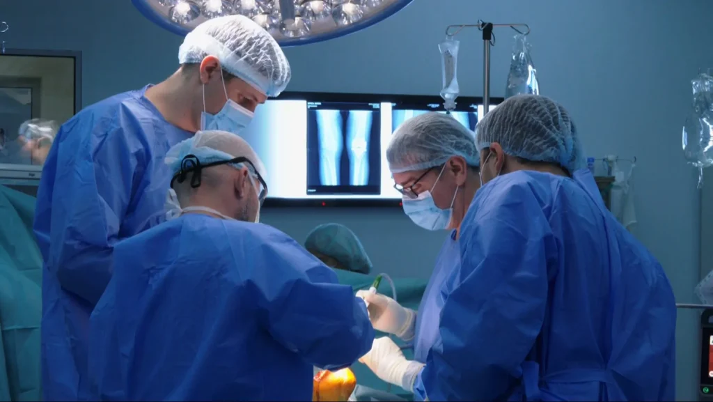 Protezarea genunchiului prin chirurgie robotică: beneficii, tehnici și rezultate
