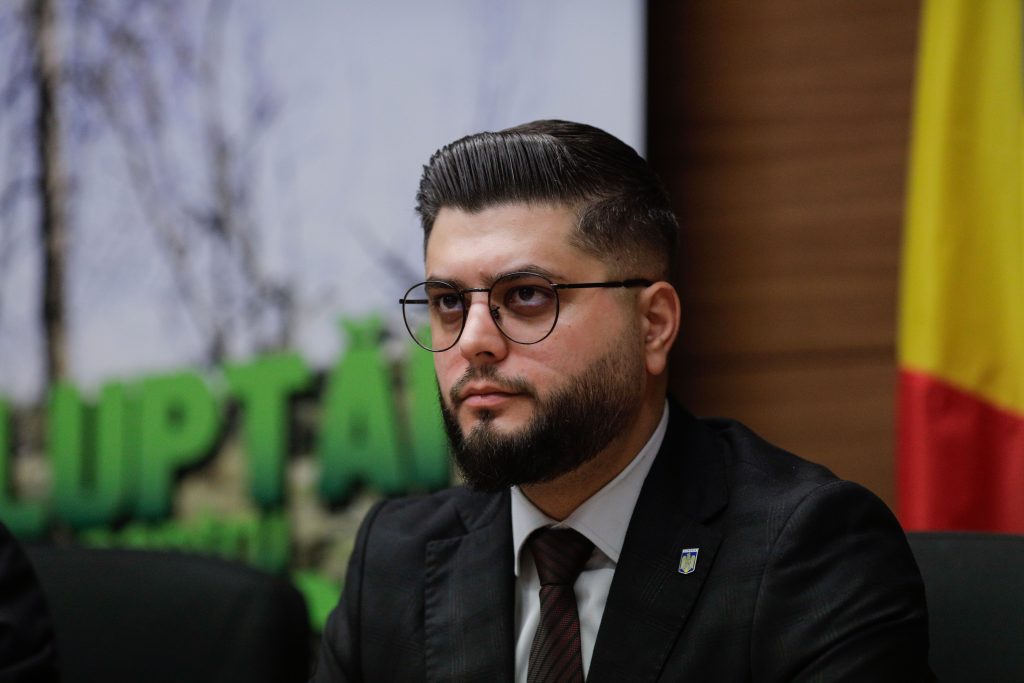 Reprezentantul PSD Adrian Cocoș, viceprimarul Sectorului 3, preia atribuțiile primarului Robert Negoiță, aflat sub control judiciar, într-o situație controversată legată de trecutul său academic. Într-o postare pe rețelele sociale, Cocoș a criticat atenția mediei asupra notei sale de la examenul de bacalaureat, considerând că ar trebui să se discute mai mult despre activitatea sa actuală.