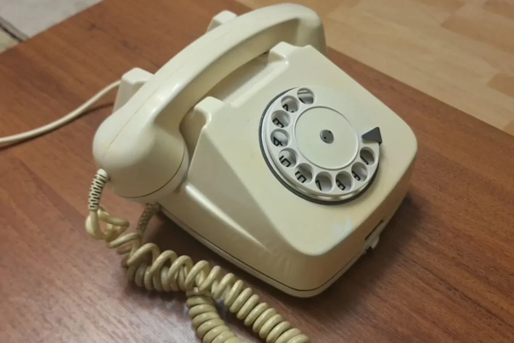 Telefoanele fixe cu rotiță: de la obiecte uitate la piese de colecție căutate