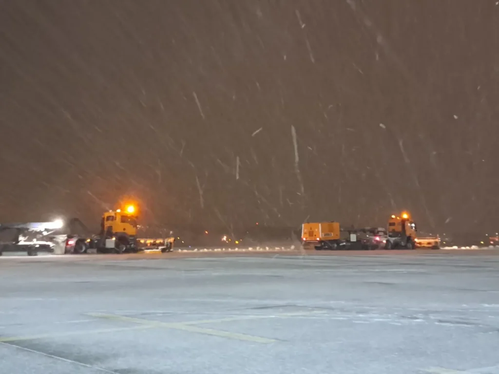 Ninsorile abundente paralizează Bucureștiul: Cod Roșu de ninsoare și intervenții pe Aeroportul Otopeni