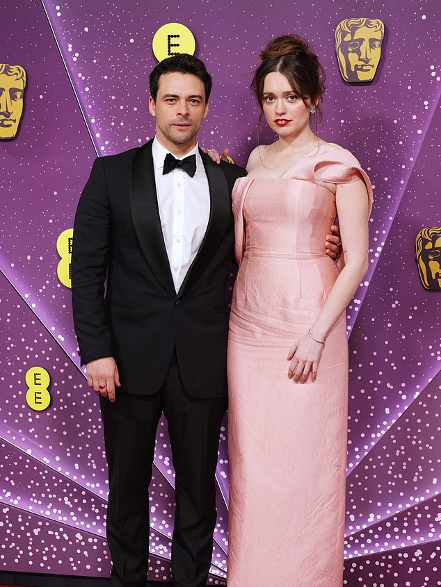 Aimee Lou Wood strălucește într-o rochie roz superbă, alături de iubitul ei Adam Long, la BAFTAs din 2026